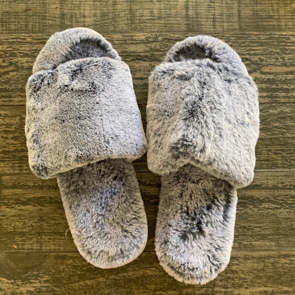 ***SOLD ON DEPOP*** Furry slides
